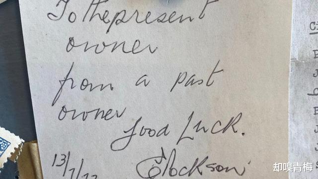 英国男子翻新房子,拆开墙面,发现一个47年前的时间胶囊