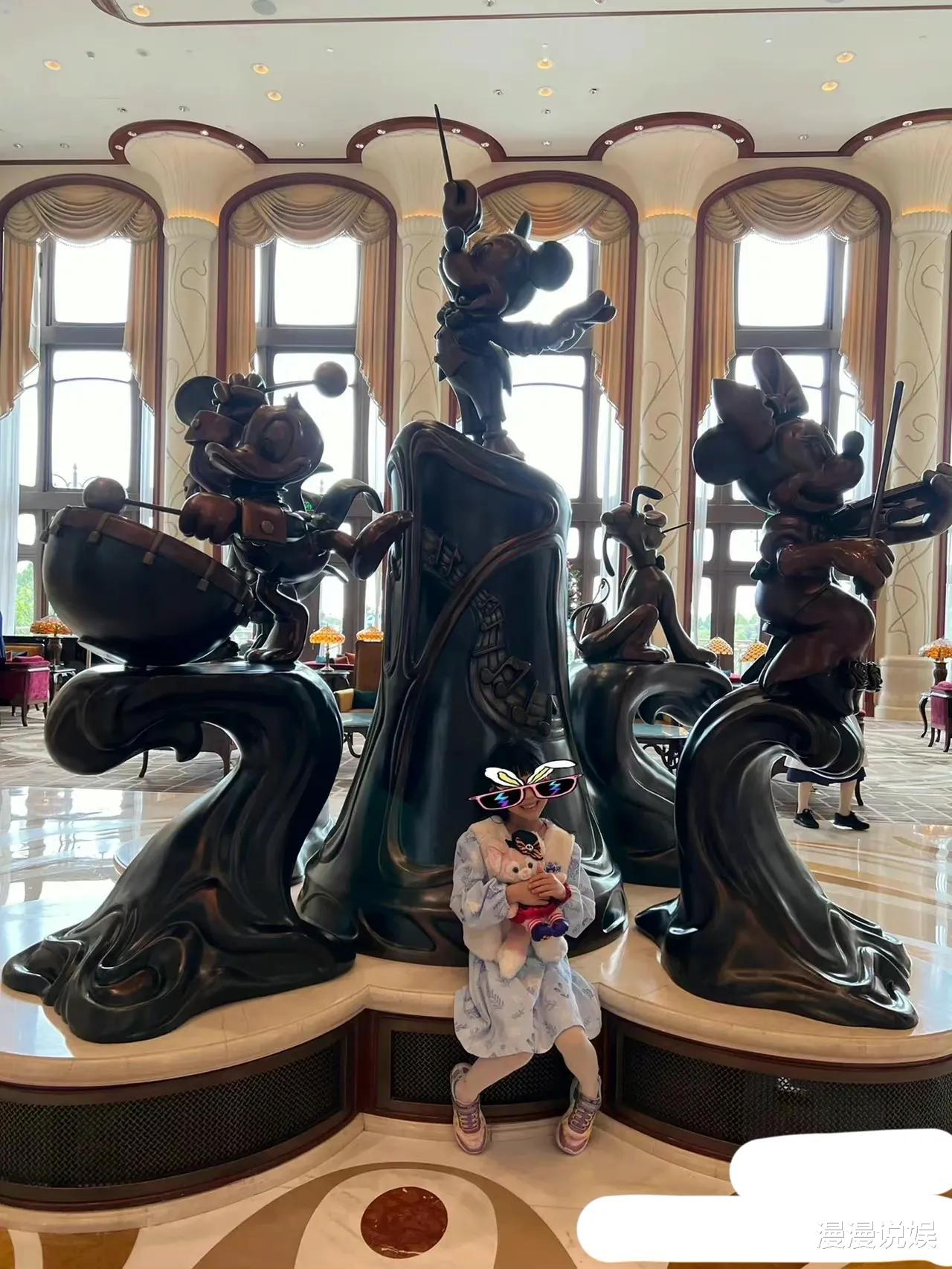 伊能静|伊能静国庆节带女儿游玩迪士尼，小米粒单凭一张照片就知道家教好