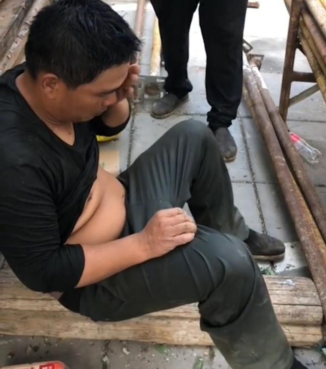 男子在高温下工作险中暑,工友劝他歇歇被拒绝:儿子彩礼还没凑够