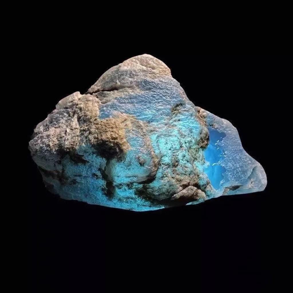 翡翠|“翡翠原石”一般出现在什么地方，在哪里可以捡到翡翠原石？