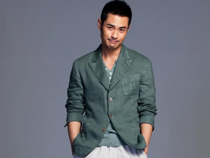 郑嘉颖|52岁郑嘉颖官宣妻子怀3胎，四年抱三被赞老当益壮，妻子疑不情愿