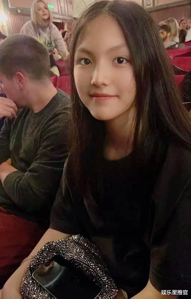 李湘|李湘母女伦敦逛街,13岁王诗龄又高又瘦像明星,王岳伦不见人影