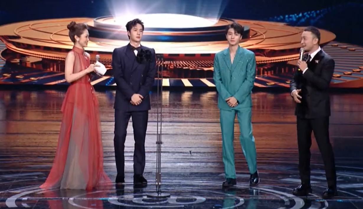 王一博|电影之夜晚会:画面和谐,众女星不争C位,王一博又偷偷溜了