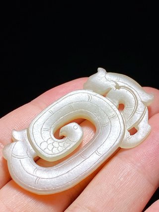 和田玉籽料|清 和田玉籽料 白玉留皮 螭龙纹 玉珮