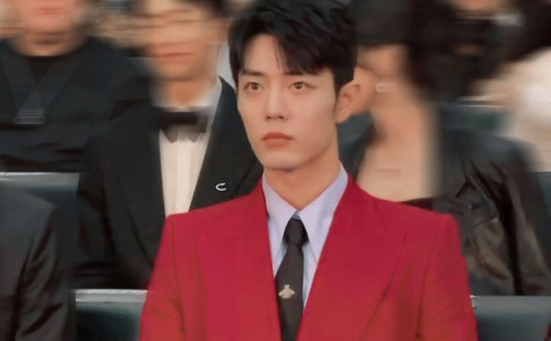 肖战|肖战杨紫两年前亲密互动视频上热搜，男方工作人员紧急辟谣