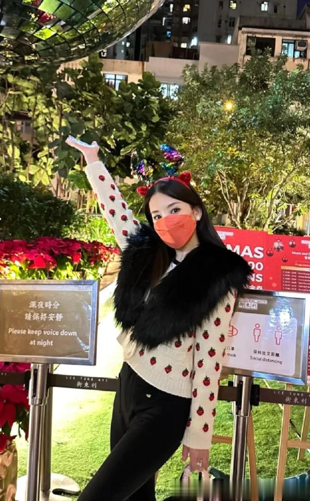 方媛|天王嫂方媛分享全家福,郭富城扮演圣诞老人,与妻子秀恩爱