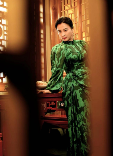 李玲玉|58岁李玲玉火锅店秀身材!穿紧身裙侧身炫长腿,肌肉线条十分紧实