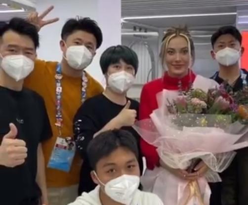 谷爱凌 谷爱凌去冬奥村理发做美甲，人气高到不行，还让理发师带她的金牌