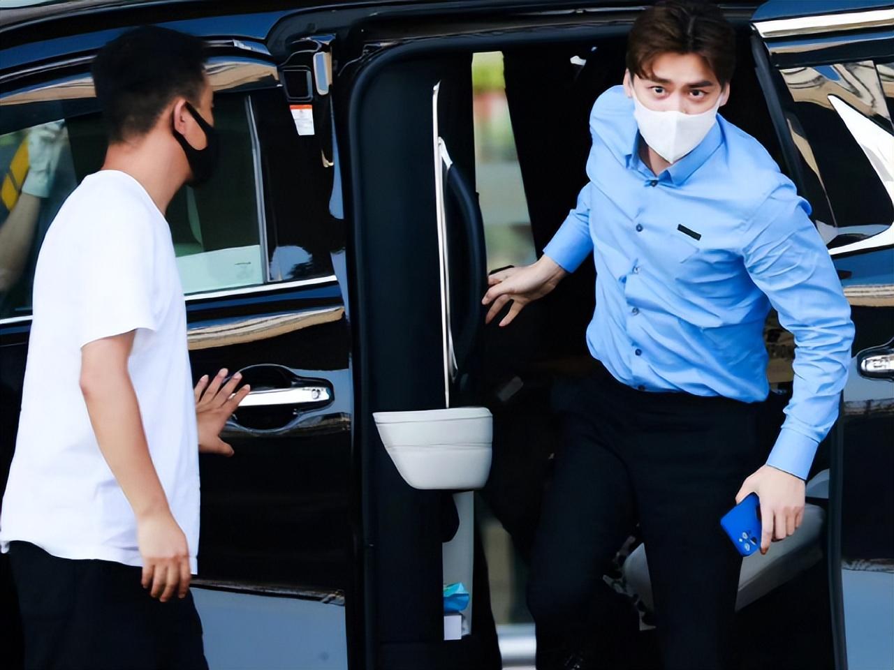 李易峰|李易峰百花奖上班生图释出，身形挺拔眼神犀利，穿西装清爽帅气