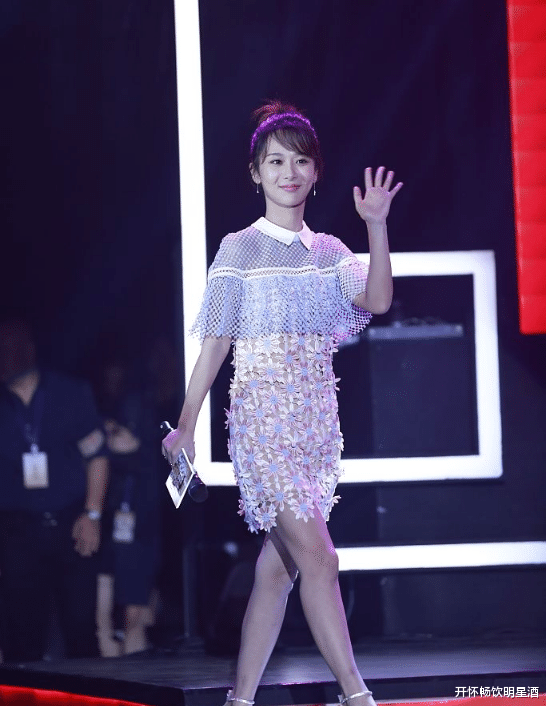 杨紫|“飘雪花”的渔网连衣裙,让杨紫实力卖萌,网友:太可爱了!