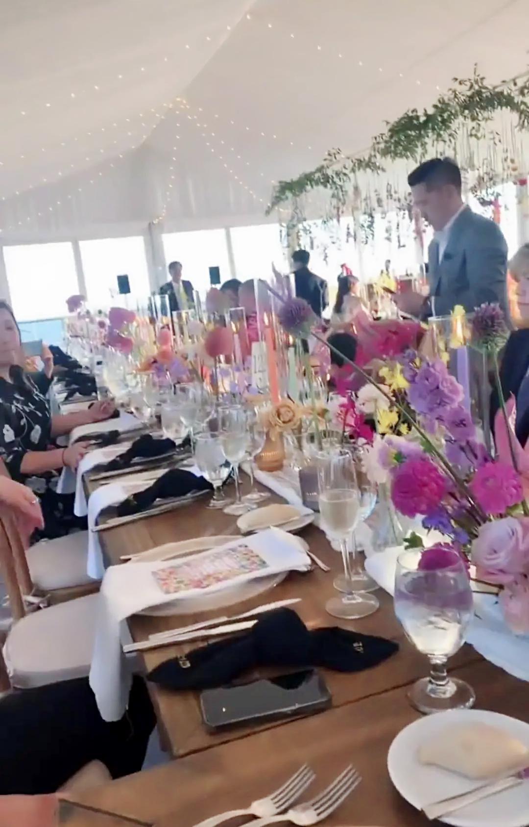 |42岁孔孝真婚后高调秀恩爱，与老公合体晒婚戒，露出幸福笑容好甜