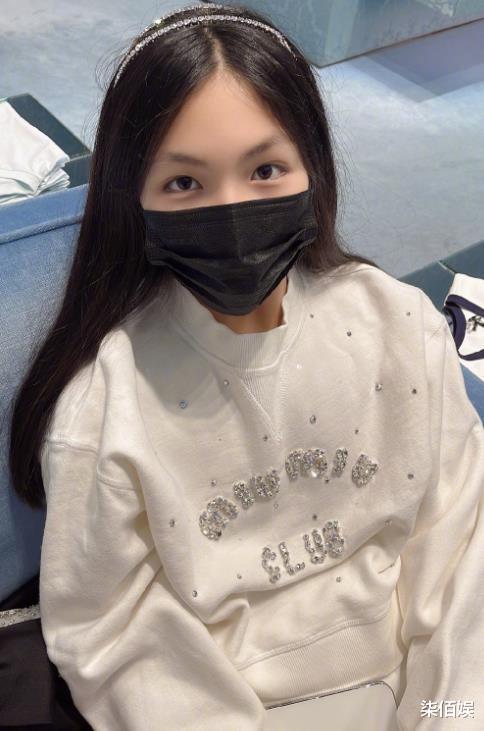 杨千嬅|李湘晒女儿原图照，王诗龄街头回眸甜笑，身材苗条皮肤有些黑