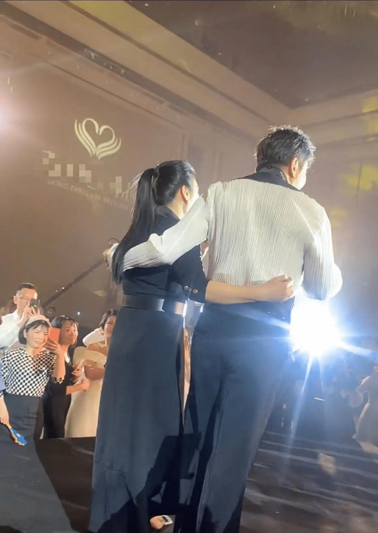 毛宁|52岁毛宁商演捞金! 西装革履帅气依旧，搂近50岁美女富婆深情对唱