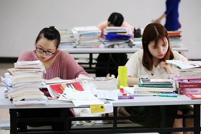 交易|985硕士求职被拒，“我们只看第一学历”，这句话打醒了多少人