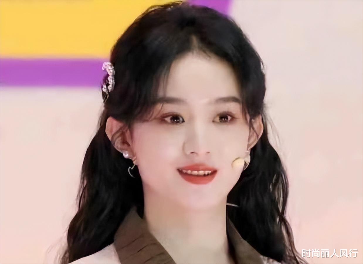 央视|赵丽颖亮相央视太嫩了！穿衬衣T恤嫩回高中生，脸肉嘟嘟的太可爱