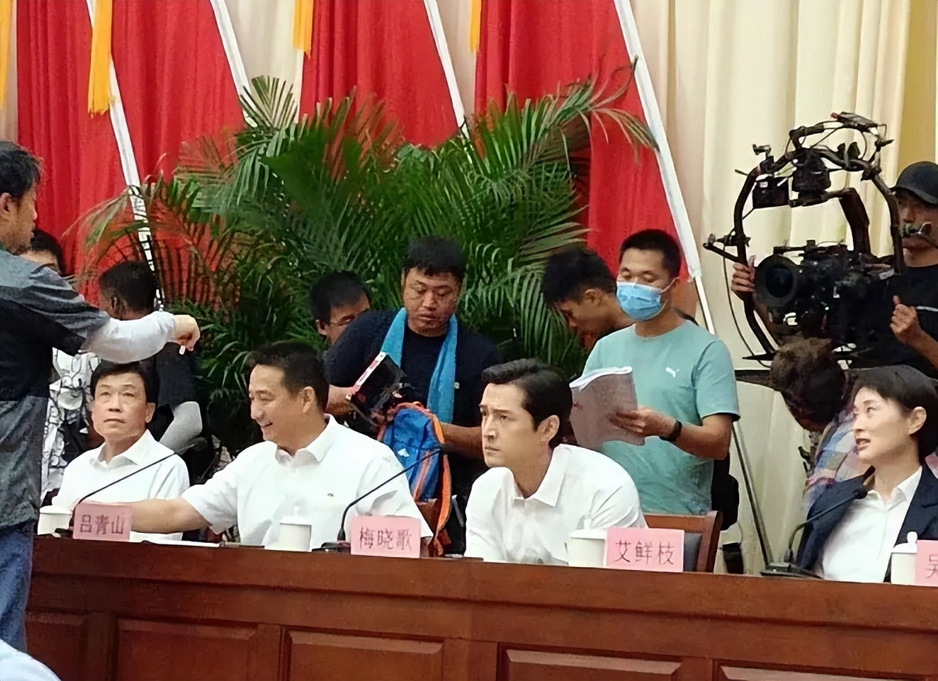 张艺谋|张艺谋新剧《第一枪》筹拍,争角大战一触即发,四位男神呼声高