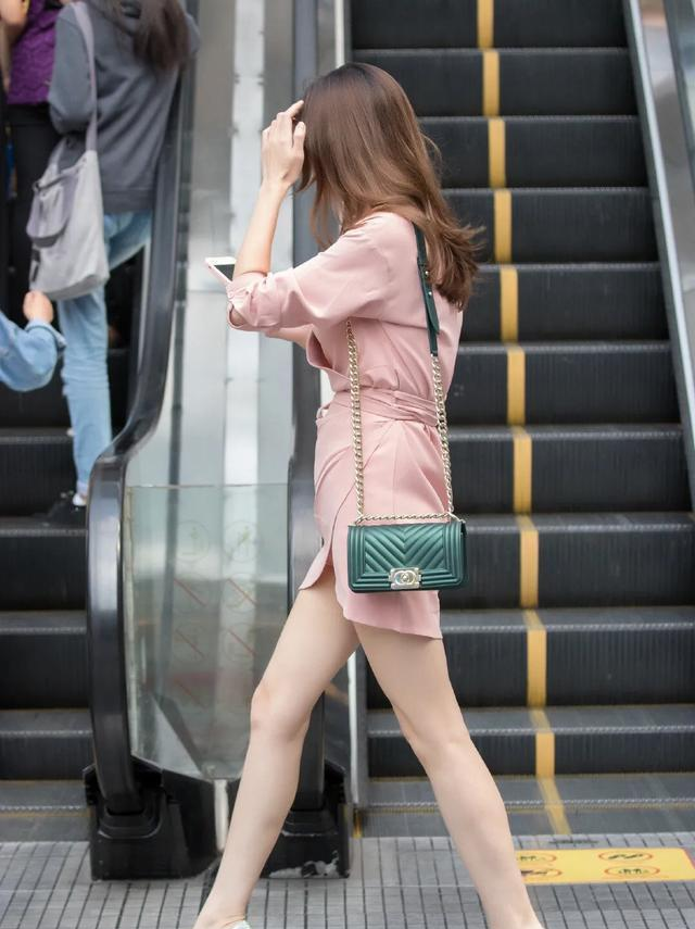 退休|女强人的时尚穿搭,精致的粉裙子,带来了不同的成熟美