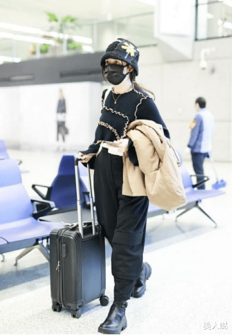 郭碧婷|郭碧婷婚变传闻后独自走机场，素颜出镜眼袋超大显憔悴，气质全无
