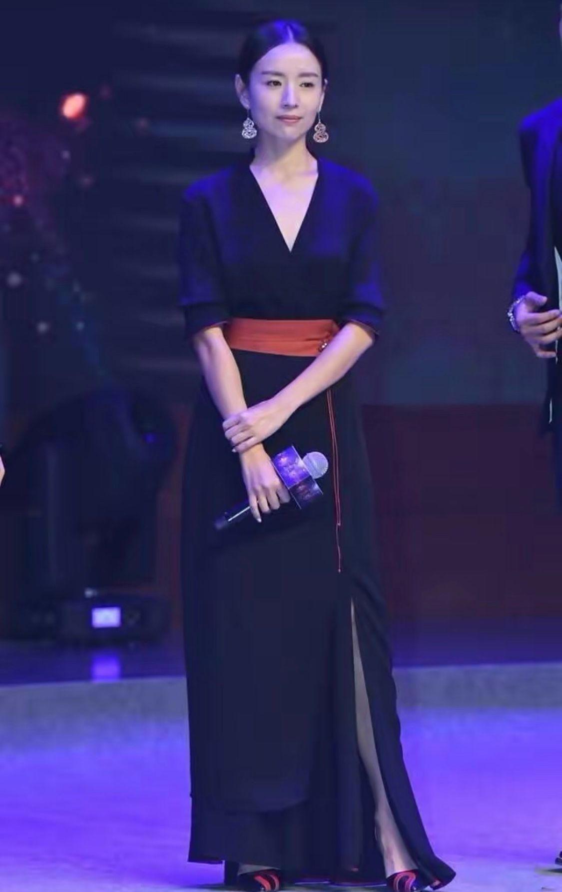 贾玲 董洁总算找对了风格，穿亮紫色长裙艳而不俗，扎半马尾美出新高度