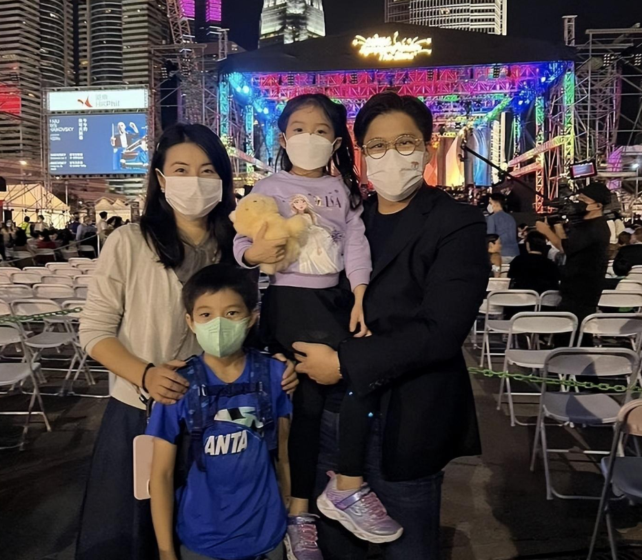 发型 5岁半霍中妍换发型大变样，梳着妈妈同款披肩发，眉眼超像郭晶晶