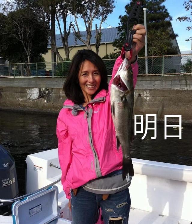 明星素颜|51岁工藤静香晒旧照，大素颜小麦肤色真实洒脱，几十年没长过赘肉