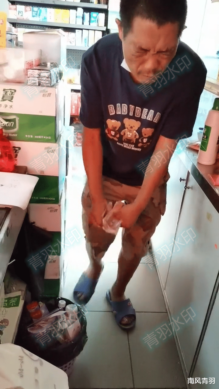广东一男子乞讨被拒绝,立刻踢翻垃圾桶,网友:不给钱他就骂人