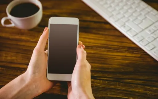 |使用酒精擦手机,很可能使屏幕受到不可逆转的伤害?