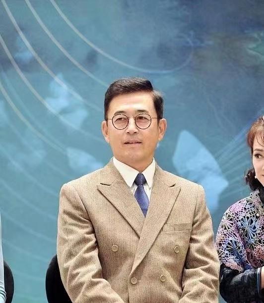 穿衣搭配|王志飞夫妇同台，妻子身着民国阔太装展现优雅气质，但却很显老