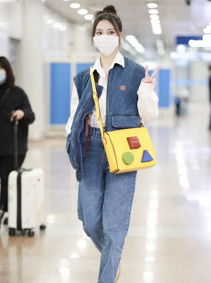 丸子头 如何扎丸子头?先扎个高马尾再把头发盘起来就行,简单又时尚。