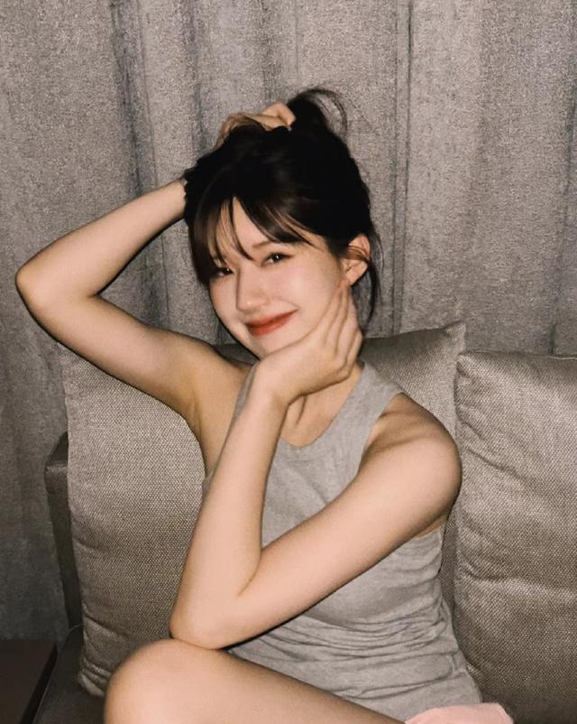 赵露思|赵露思穿清凉背心秀纤细手臂大美腿!肤白貌美太撩人了