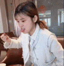 00后|耳机戴多了，耳朵好痛，而且里面还有液体，怎么办？