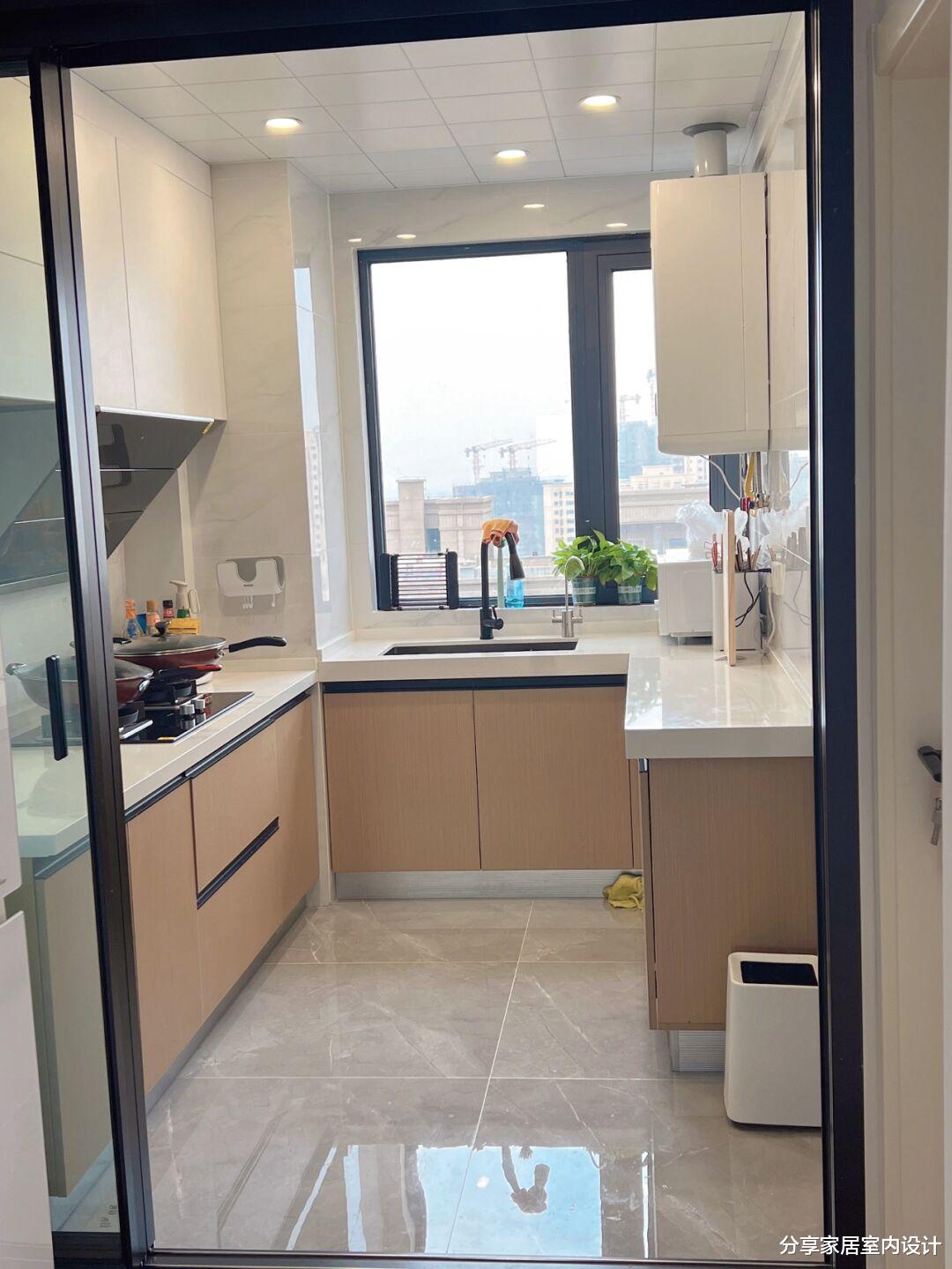 她家原木风的新房子,入住一周的时间很满意,不做电视墙太舒服啦