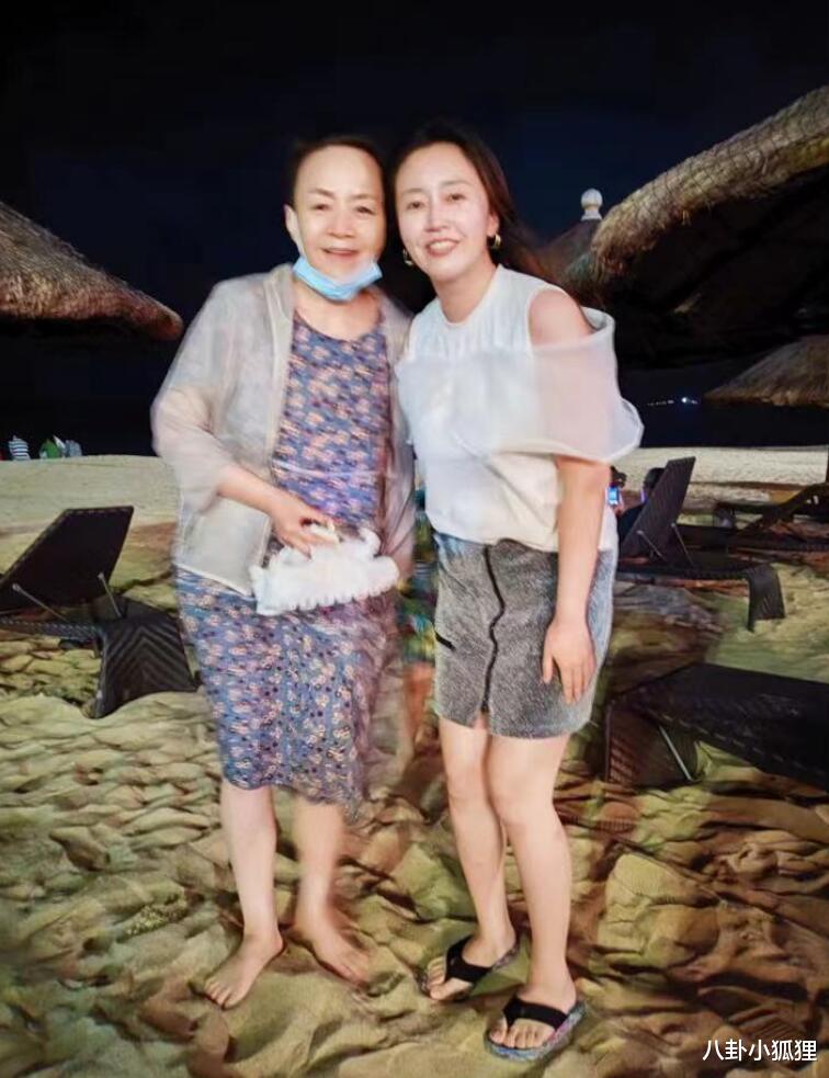 宋丹丹|宋丹丹与老公三亚度假，携4岁孙子坐泳池边聊天，有说有笑好恩爱