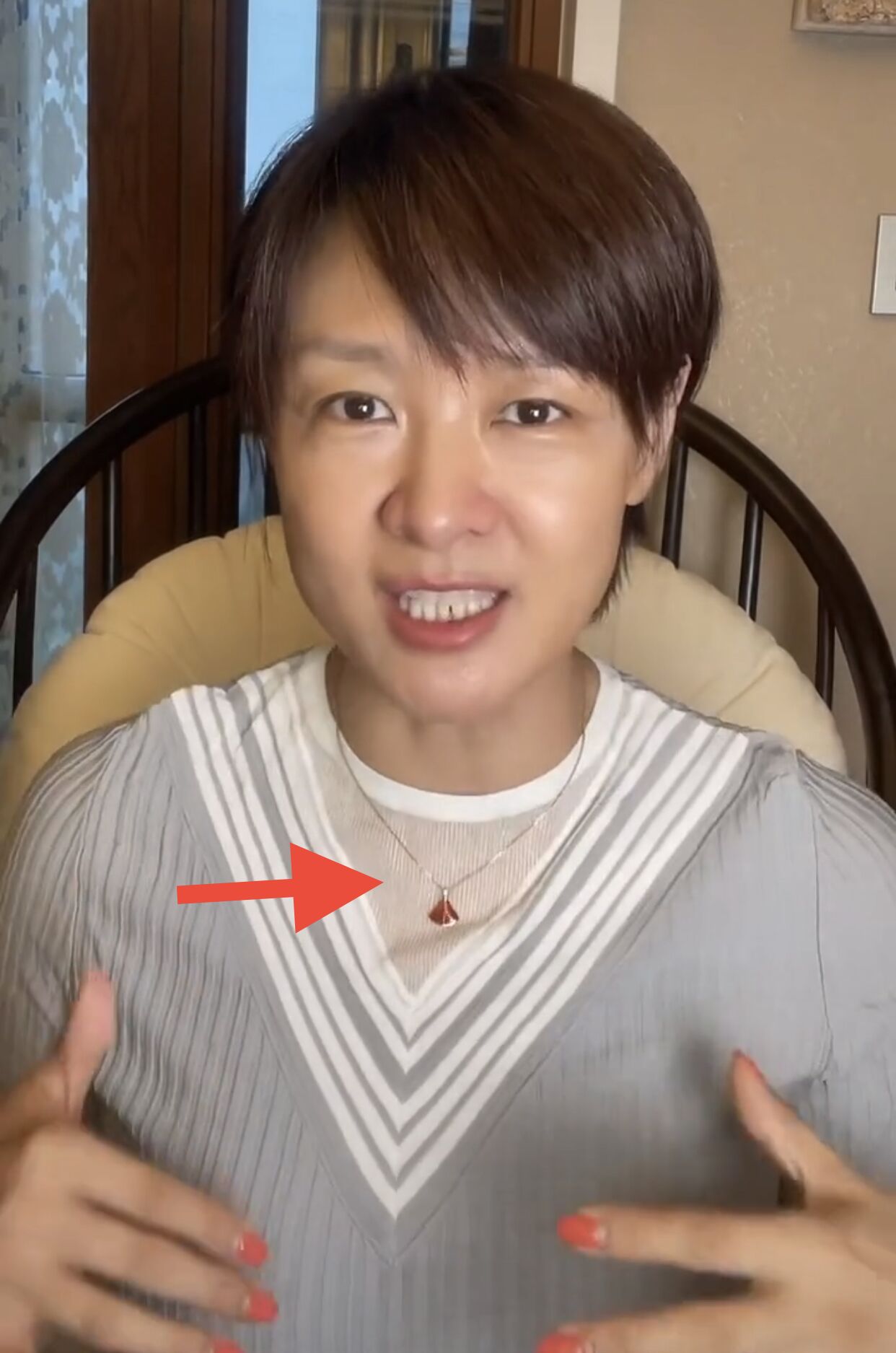 李小萌|央视女主持包3台房车度假！与10岁女儿开心啃大饼，母女俩如复制