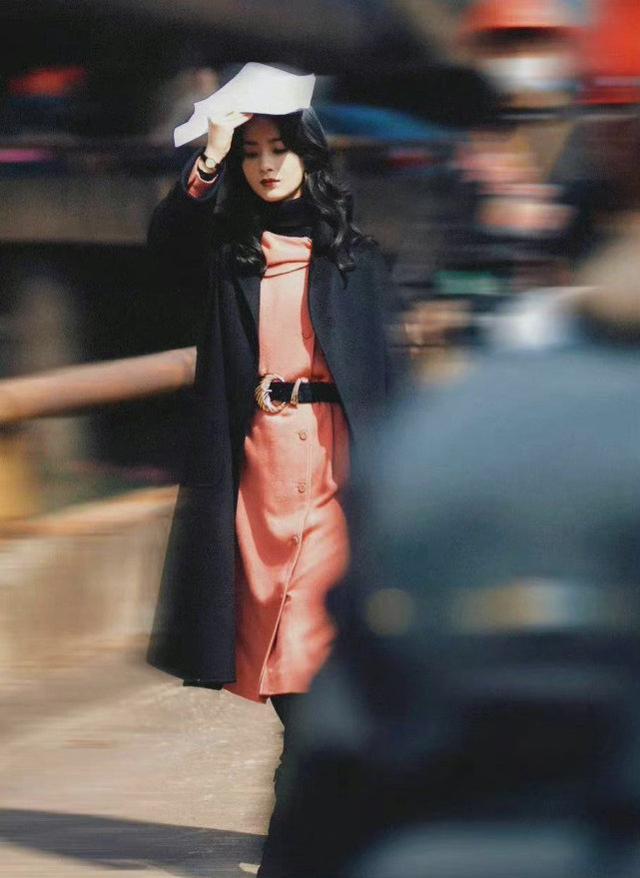 赵丽颖|赵丽颖现身造型罕见大翻车!穿羽绒服竟然显臃肿效果,还好气质出众