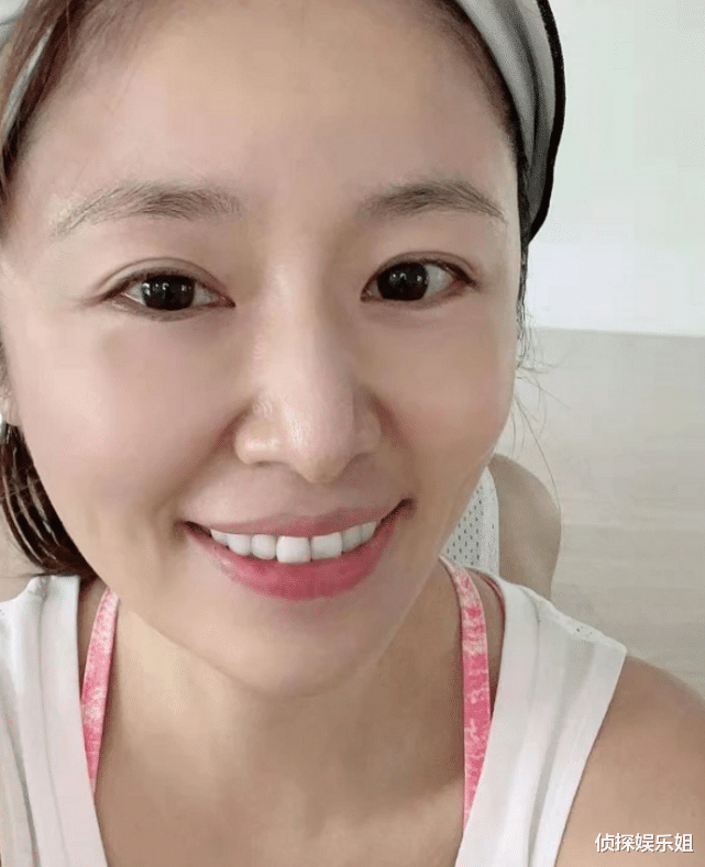 林心如|46岁林心如挑战吊环瑜伽,着露脐装扎丸子头,细腰盈盈状态逆生长