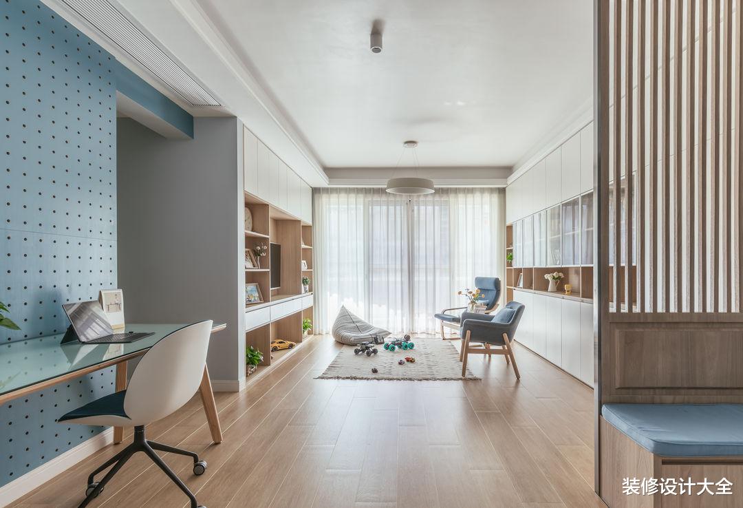 这对夫妻很有远见,客厅不放沙发茶几,让一家人的感情快速升温!