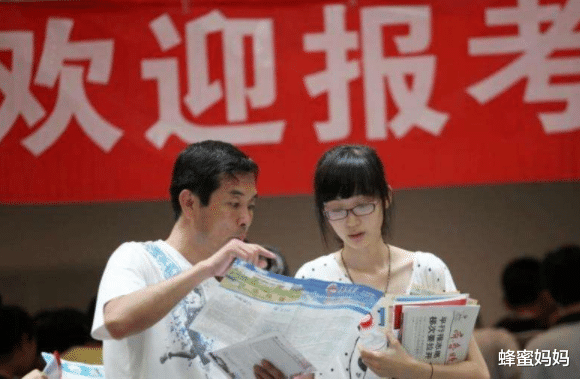 大学生|2022乡镇公务员放宽招聘条件,增加“三不限”岗位,专科生可报考