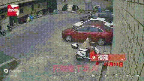 福建，一女子买菜以后，挂在电动车上，连续两天都被一名大妈偷走