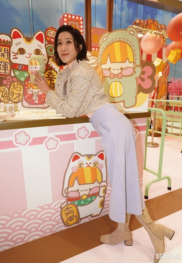 蔬菜 钟嘉欣剪短发后有当妈的样了，但穿套装仍挺美，和刘雯撞衫也不差