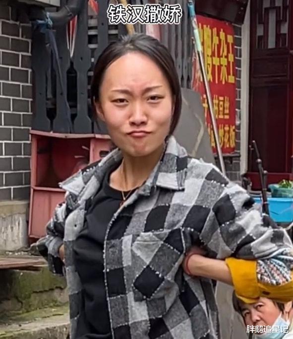 邵雨轩|“贝勒爷”邵雨轩：半年涨粉4000万，素颜、邋遢的她凭啥能火？