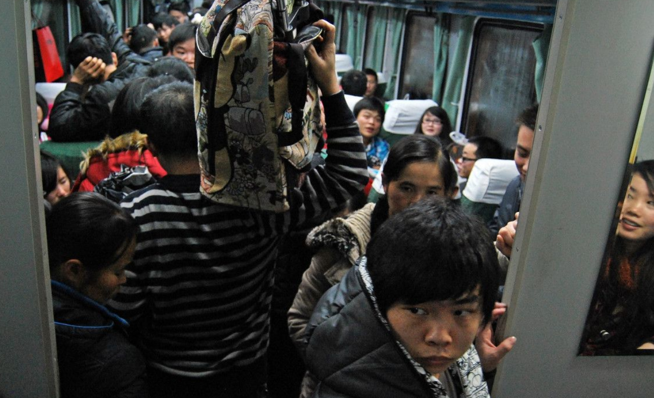 火车上有上千乘客,为何卖不掉几十份盒饭?内行人道明真相