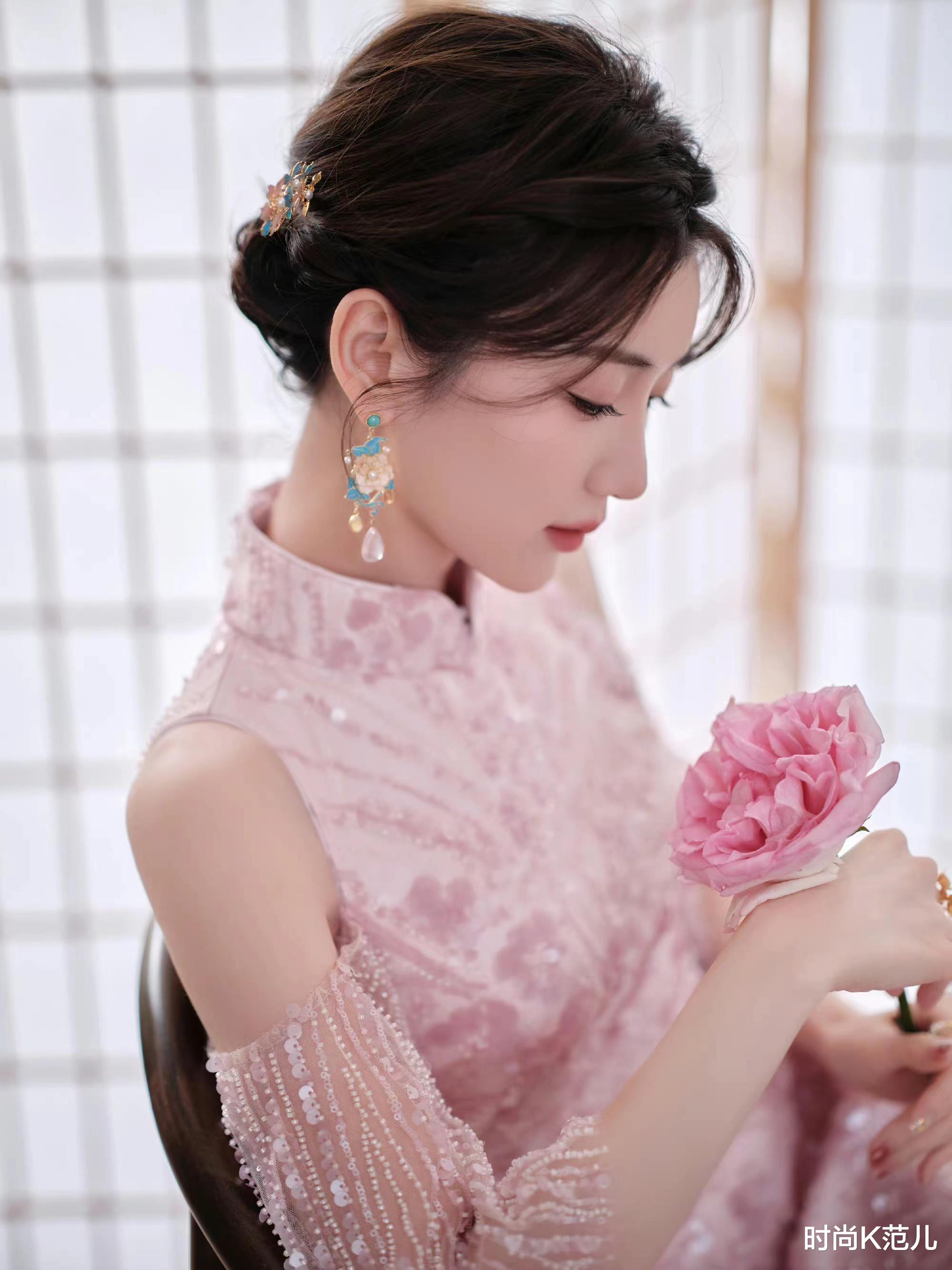 耳机|毛晓彤央视过元宵节，一袭粉色亮片中式长裙，温婉又优雅！