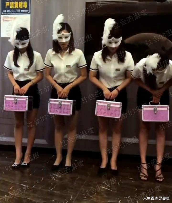 女孩在会所上班戴着面具插羽毛,全程都不肯摘,客人百思不得其解