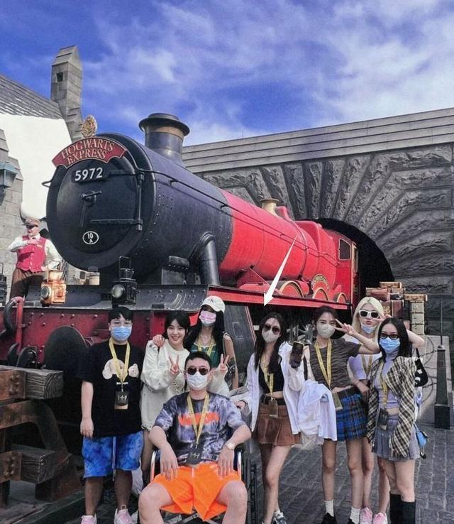 王思聪|女网红与王思聪合照,直言就是蹭他的热度,慎婕站C位显乖巧