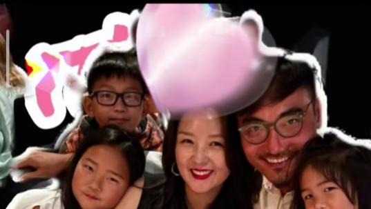 何洁|何洁新年首晒全家福，三个儿女长大了都像妈妈，一家五口超幸福！