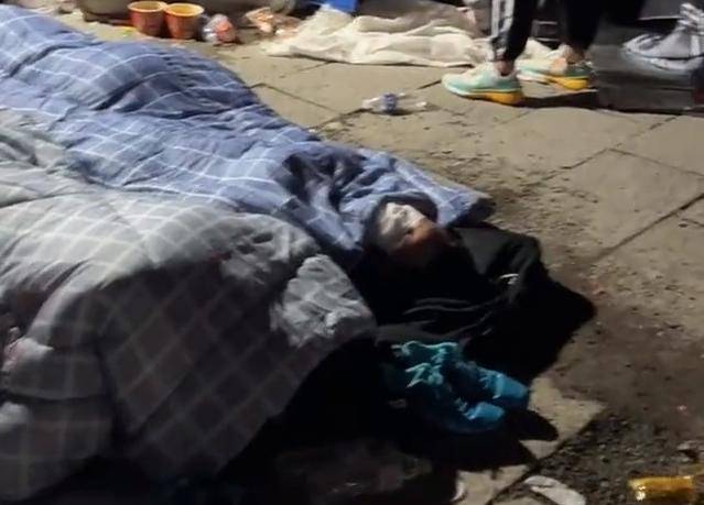 古镇|山东一男子夜爬泰山，快到山顶被眼前一幕惊呆：是到了“丐帮”吗