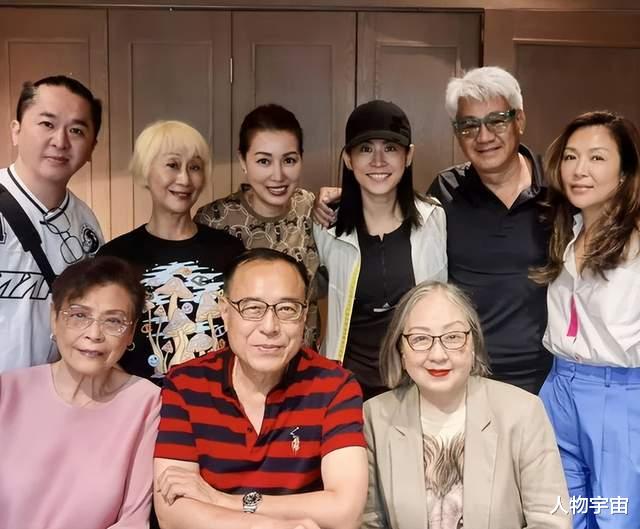 张凤妮|张凤妮:闷葫芦竞选港姐成名,嫁小7岁大马富商,生3个漂亮女儿