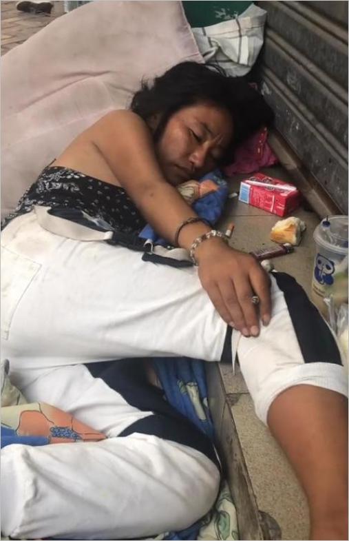 深圳流浪女气质出众,本是资产千万女老板,被男友抛弃流落街头!