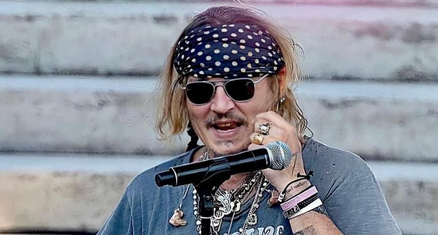 约翰尼·德普|约翰尼·德普爆正妹新欢！帮「神秘红发女」提包，对方身分遭起底